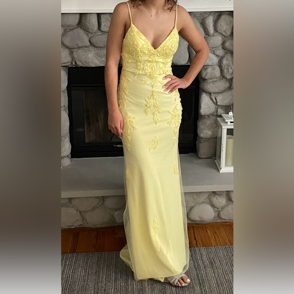 PROM SEASON! Make an offer!
Gorgeous yellow gown - Picture 3 of 13